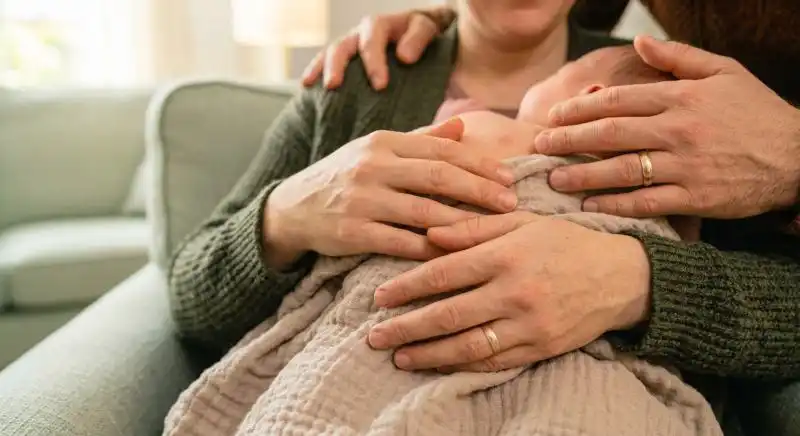 Contatto pelle a pelle tra genitore over 40 e neonato regolazione emotiva